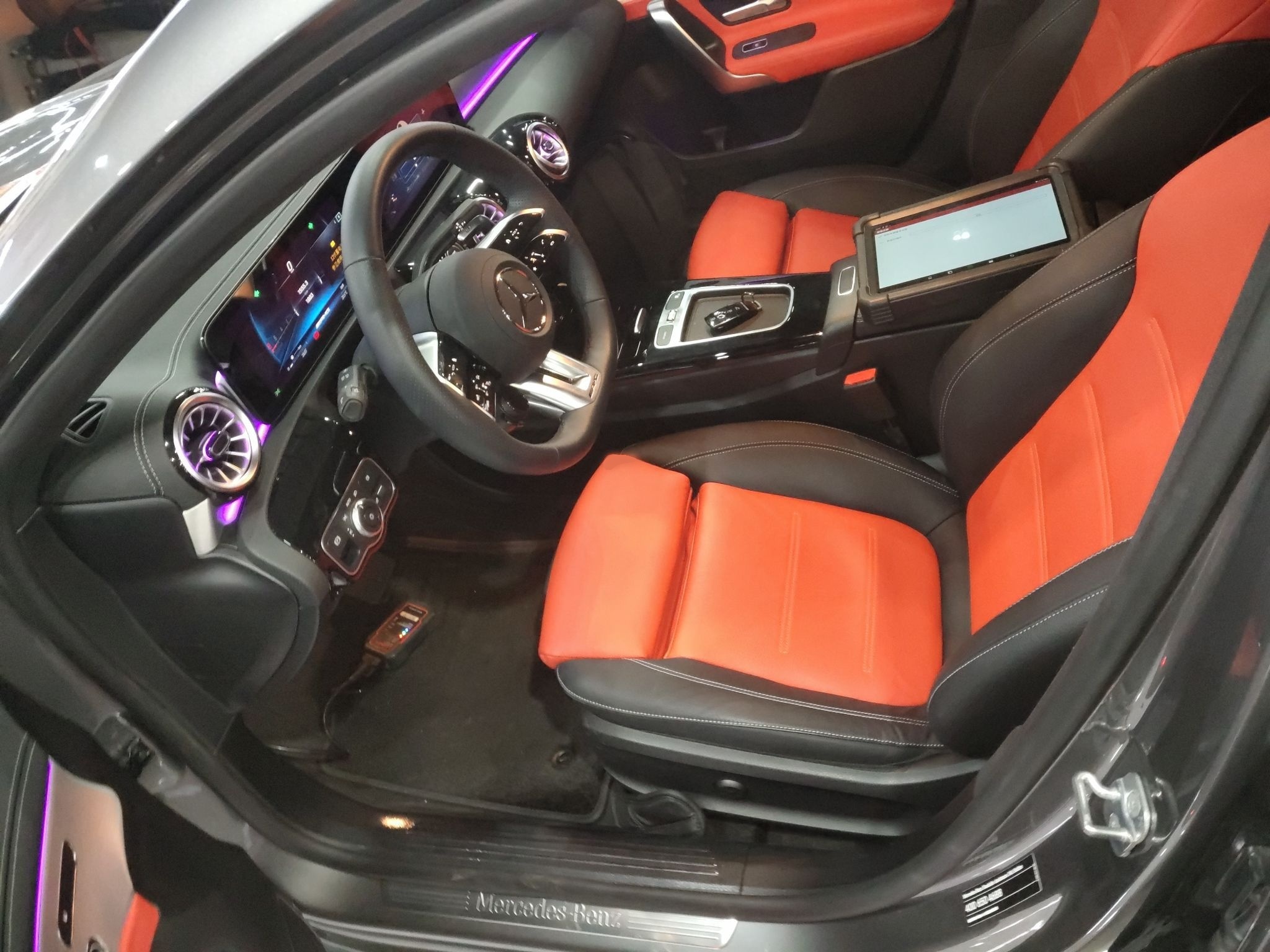 المقاعد الأمامية داخل السيارة