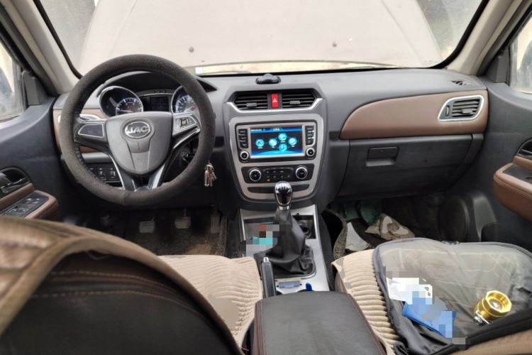 Used JAC Group V7 2018 2.0T Two-Wheel-Drive Luxury Version D19TCIE13 Center Console