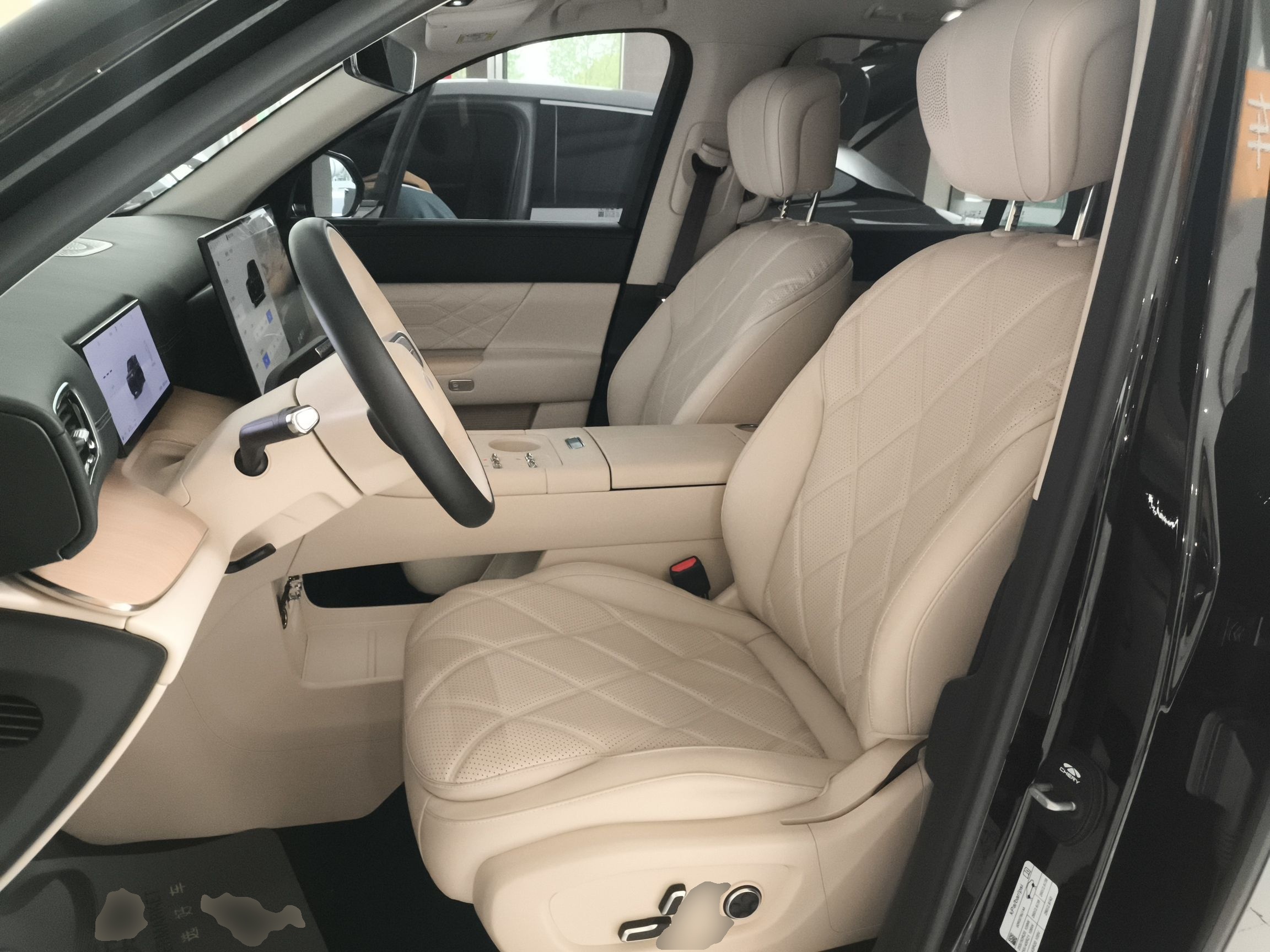 المقاعد الأمامية داخل السيارة