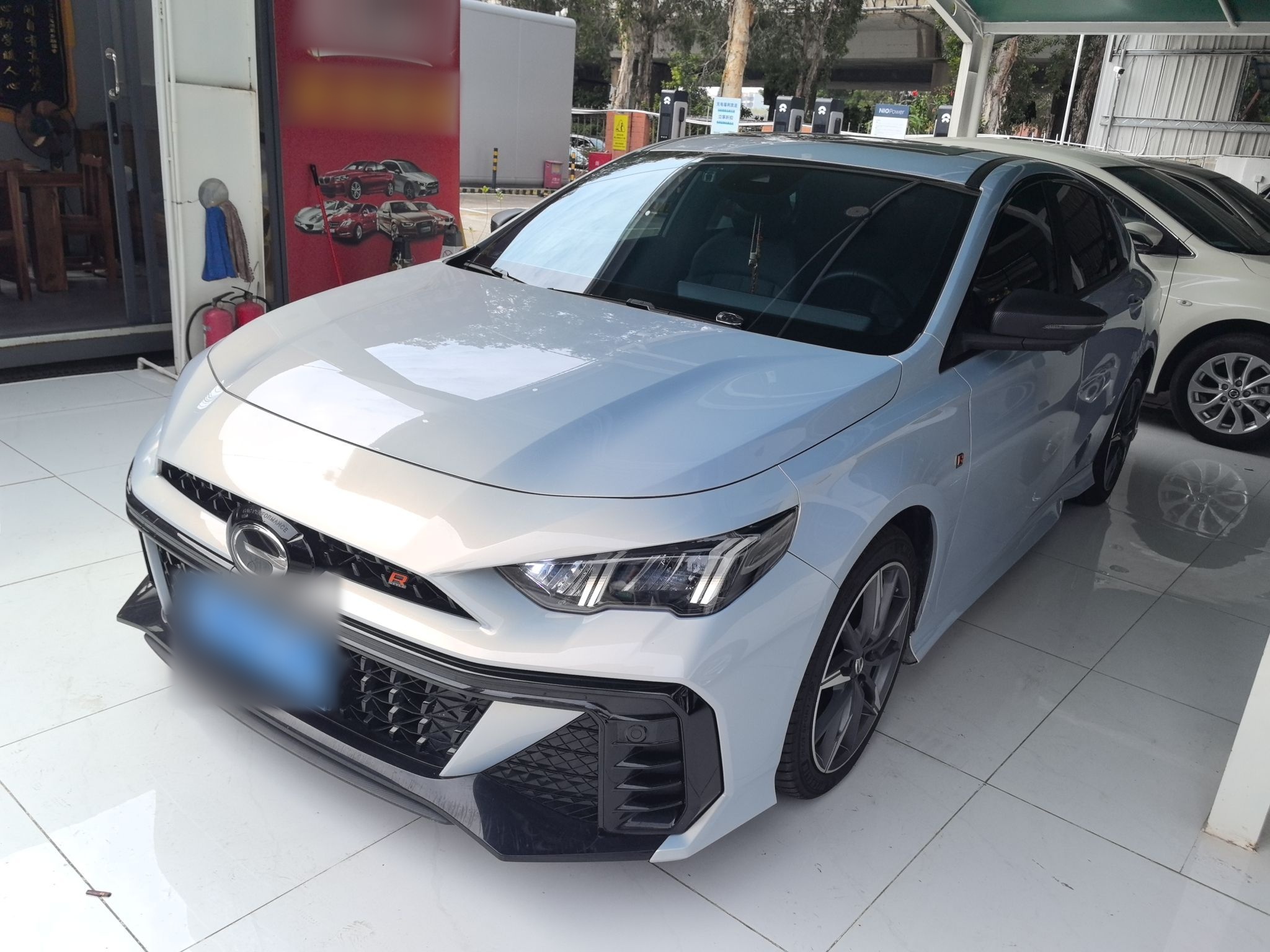 تحت مقدمة السيارة