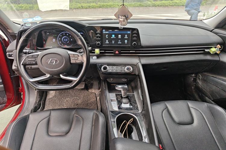 Used Hyundai Elantra 2021 1.5L CVT GLX Elite Edition Center Console