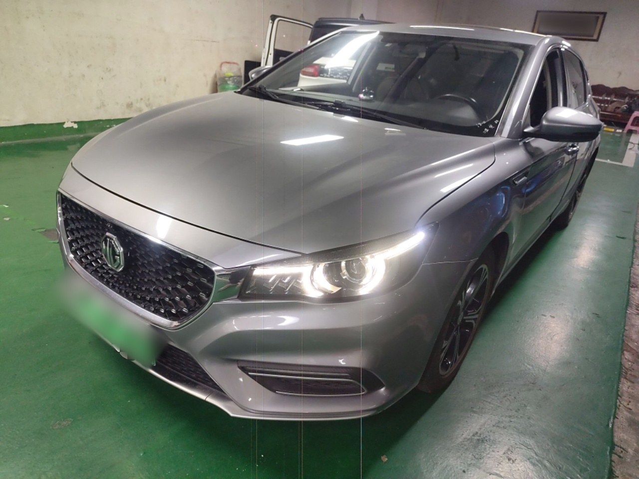 تحت مقدمة السيارة