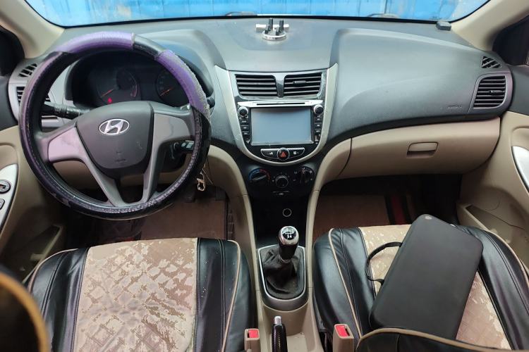 Used Hyundai Verna (older generation) 2014 1.4L Manual Smart GLS Trim Center Console