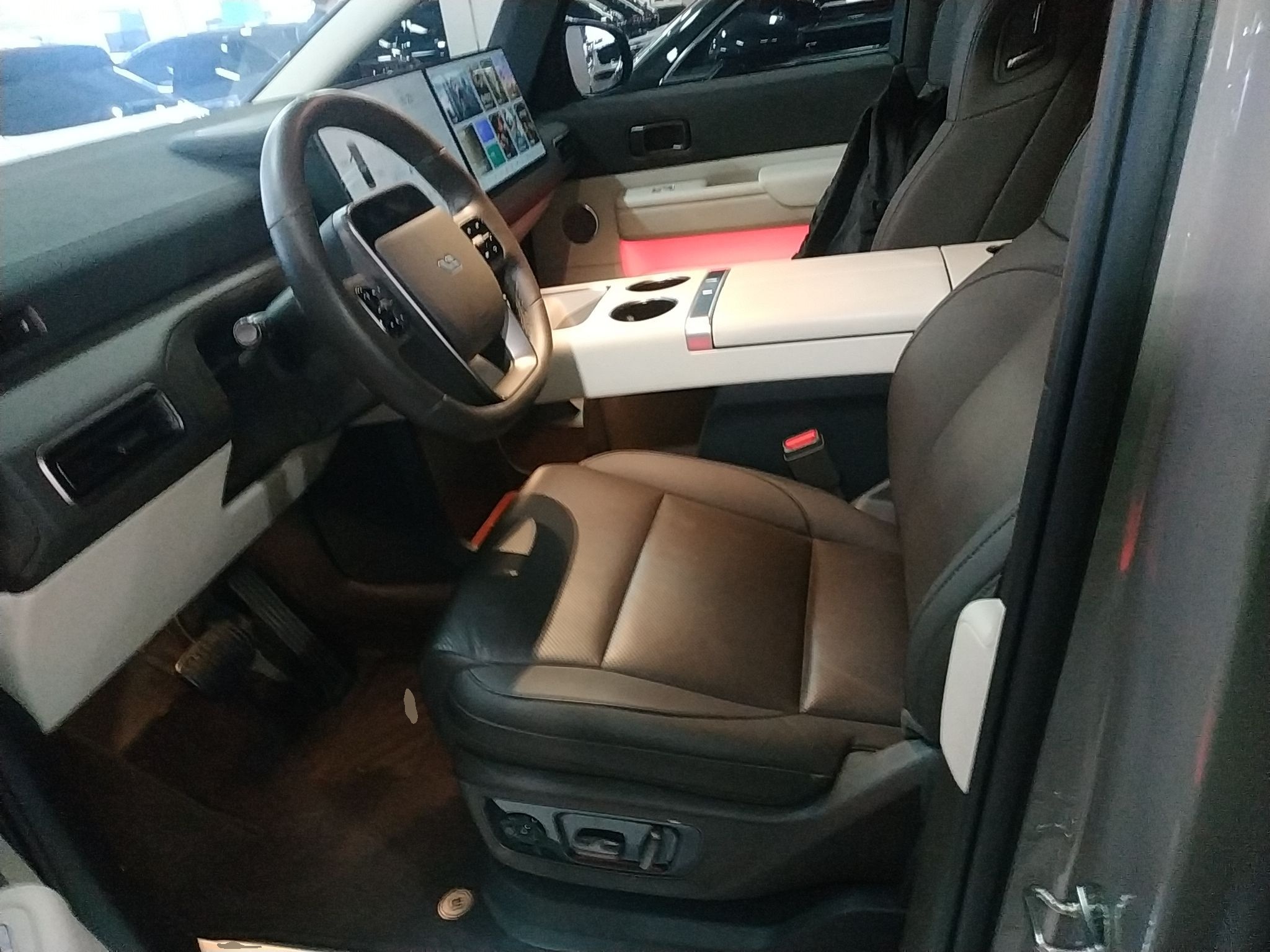 المقاعد الأمامية داخل السيارة