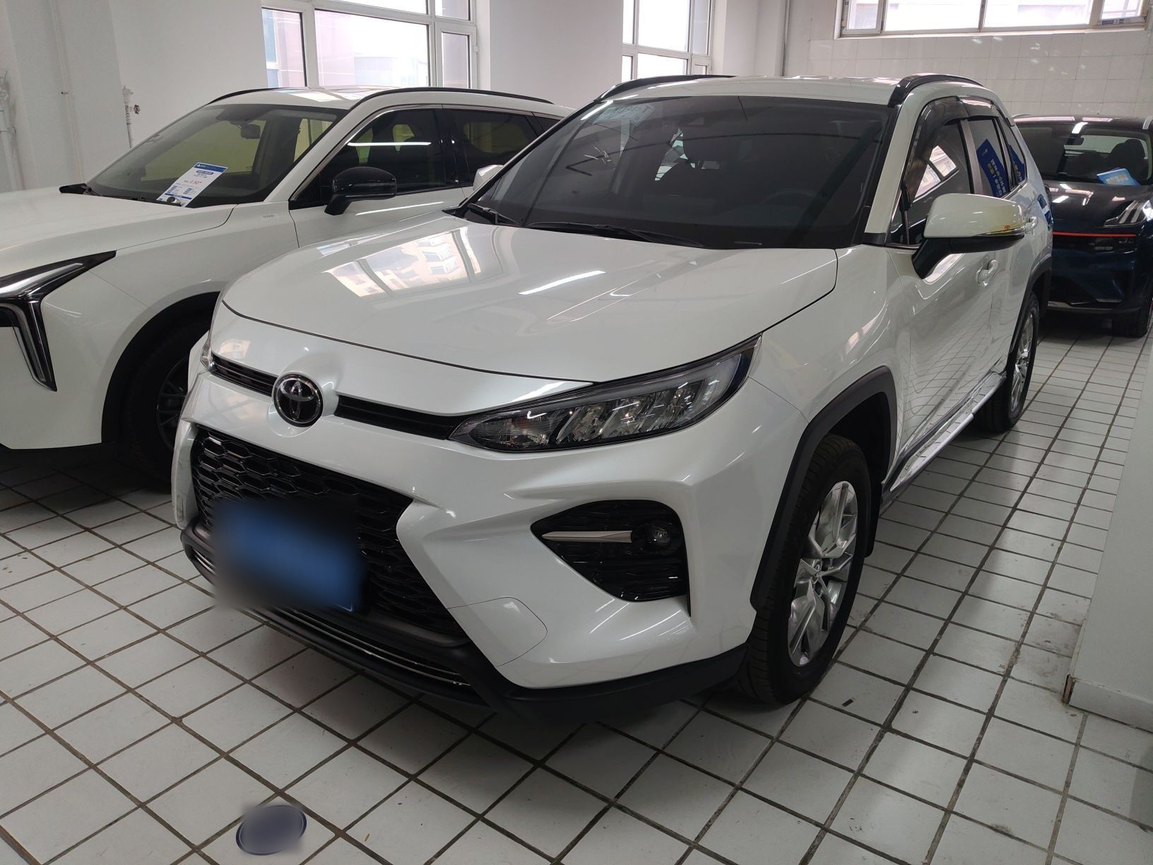 Под передней частью автомобиля