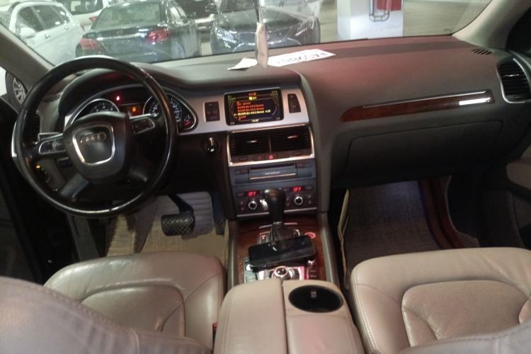 Used Audi Q7 2010 3.6 FSI quattro base version Center Console