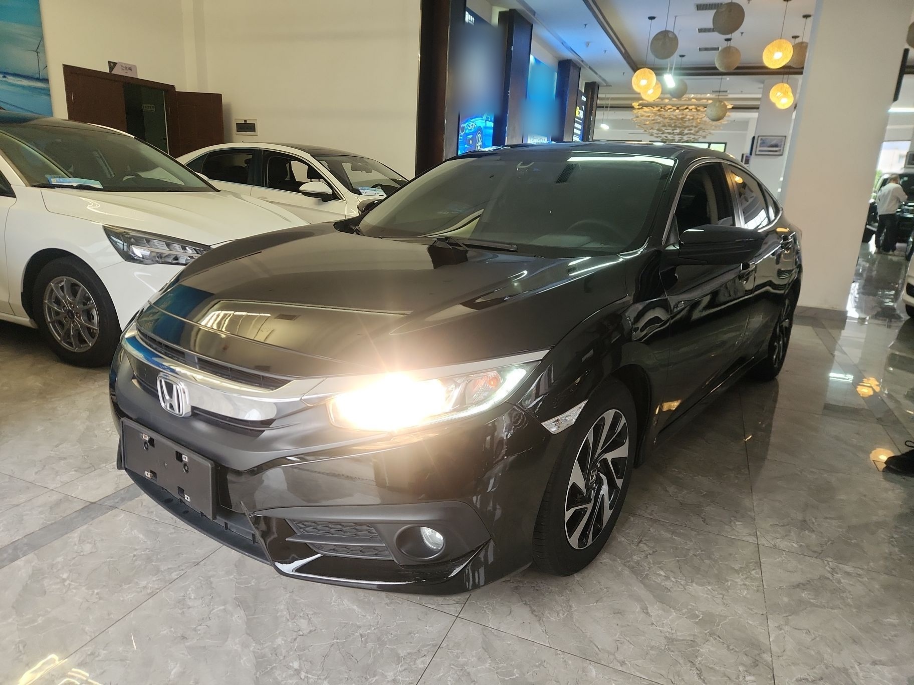 Под передней частью автомобиля