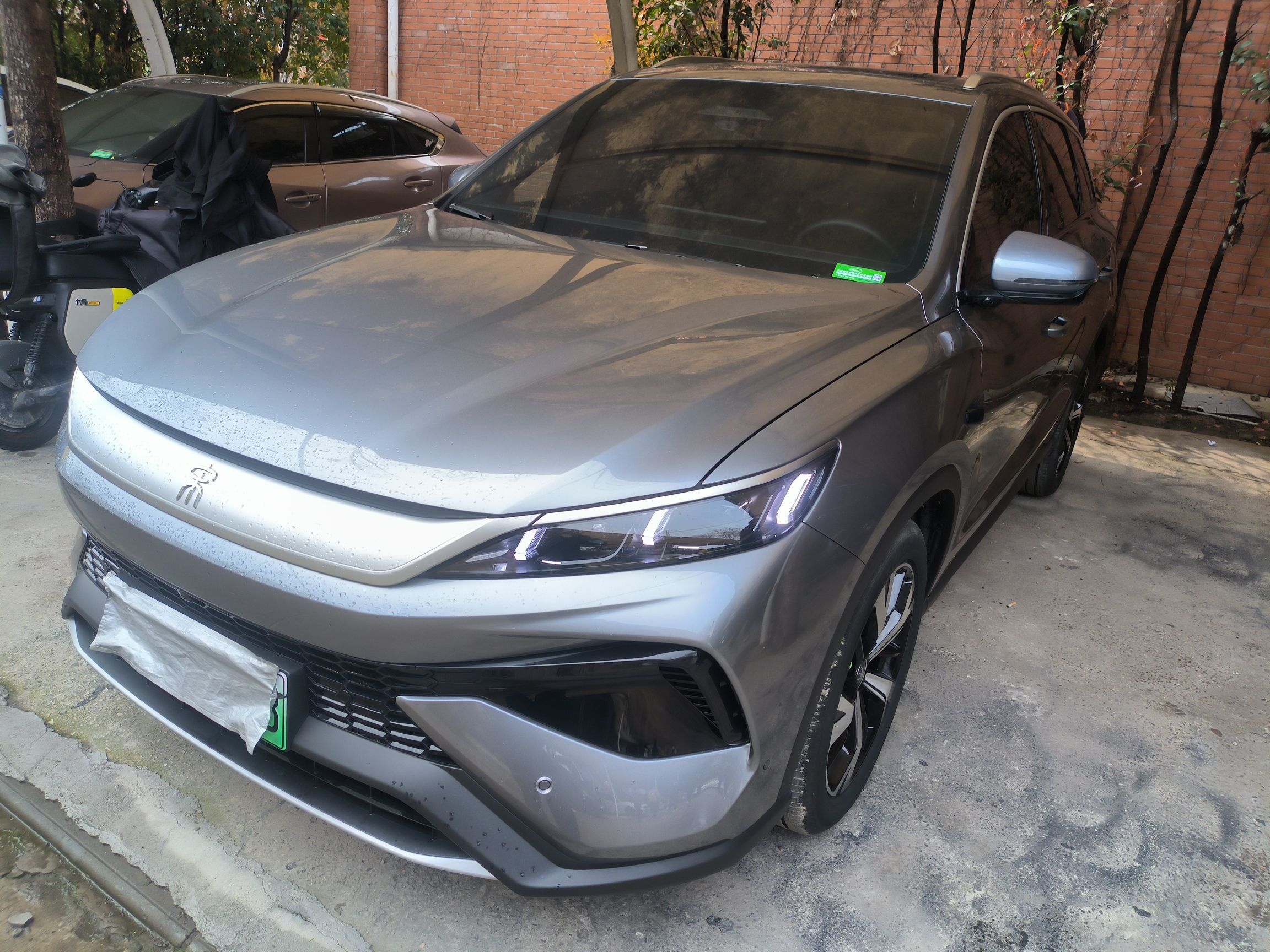 Под передней частью автомобиля