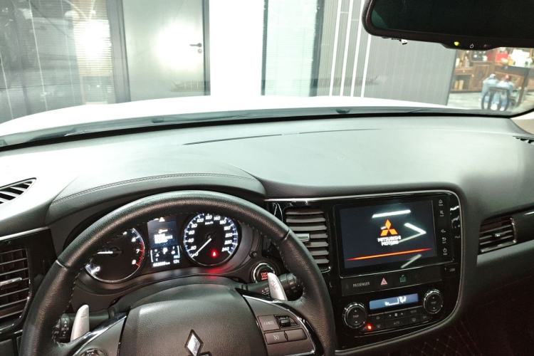 Used Mitsubishi Outlander 2021 2.4L 4x4 Comfort Edition 5 Seats Center Console