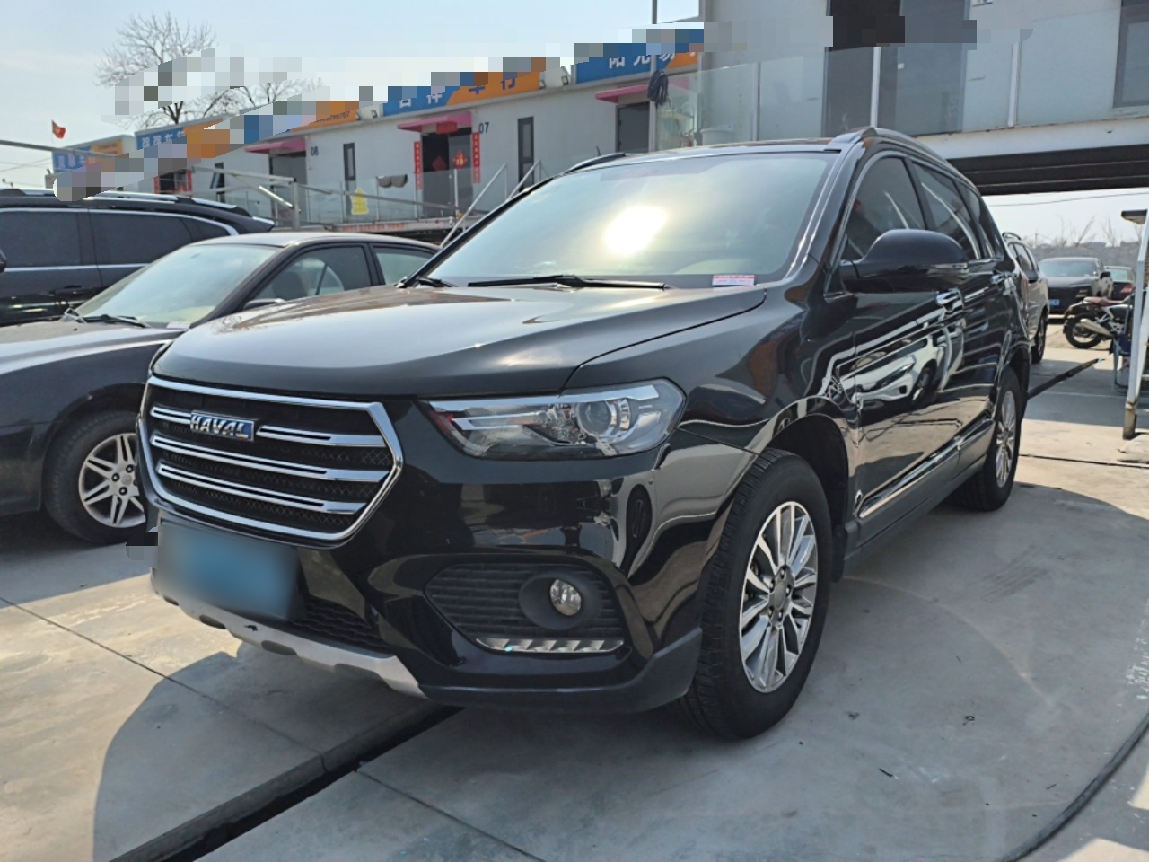 تحت مقدمة السيارة