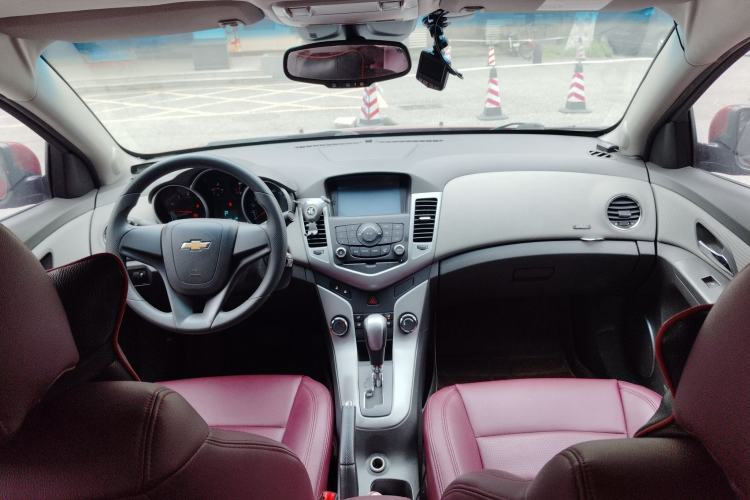 Used Chevrolet Cruze 2013 1.6L SE AT Center Console