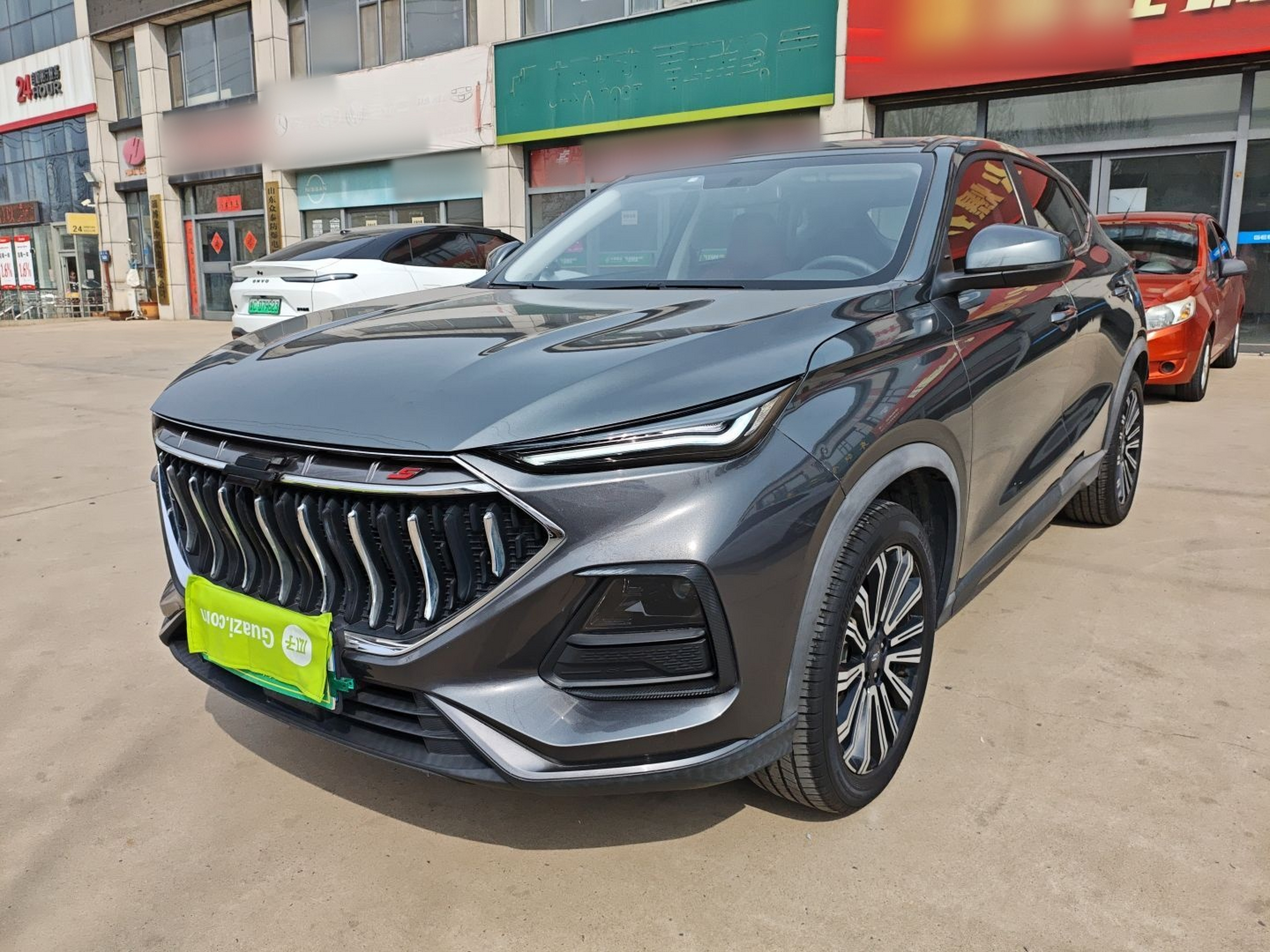 Под передней частью автомобиля