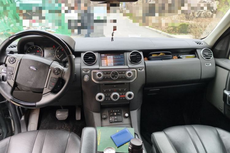 Used Land Rover Discovery 2014 3.0 SC V6 HSE Center Console