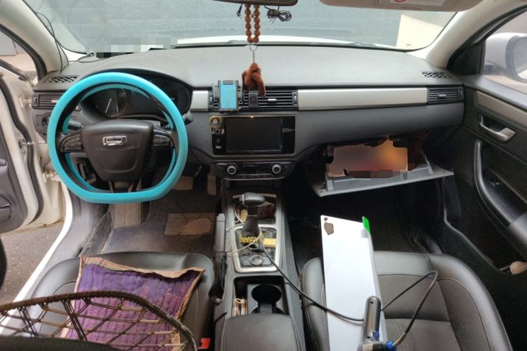 Used Qoros 3 2016 Sedan 1.6L Automatic Zhiyue Model Center Console