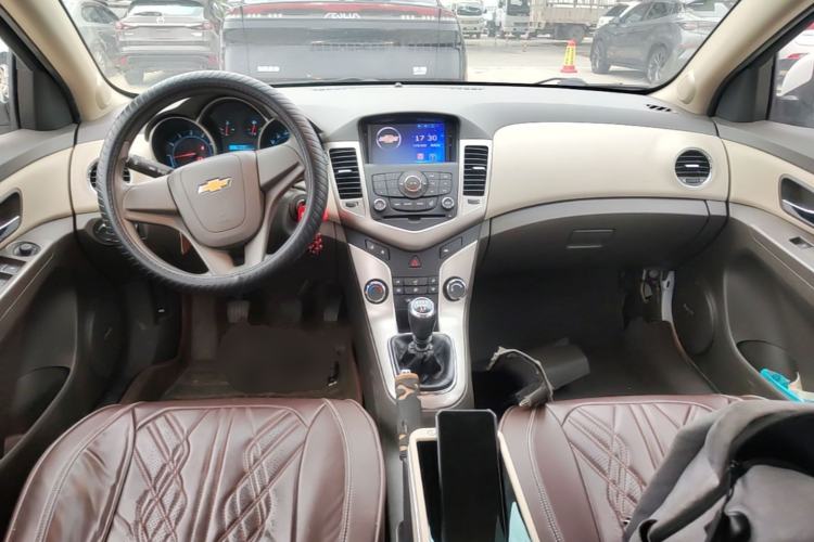 Used Chevrolet Cruze 2015 1.5L Classic SL MT Center Console