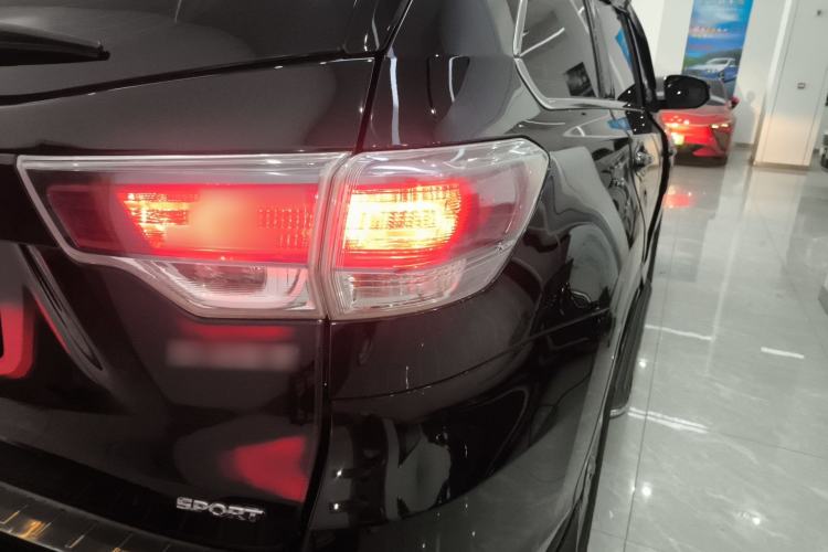 Used Toyota Highlander 2015 2.0T Two-Wheel Drive Luxury Edition 7 Seats Right Rear Taillight