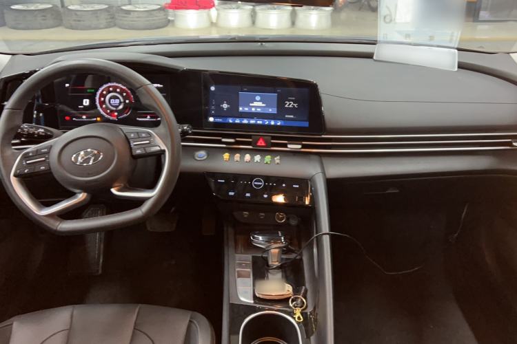 Used Hyundai Elantra 2022 1.5L CVT LUX Prestige Edition Center Console