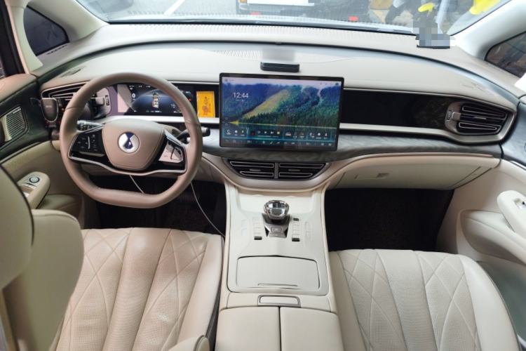 Used Denza D9 2022 DM-i 1040 Prestige Model Interior 2