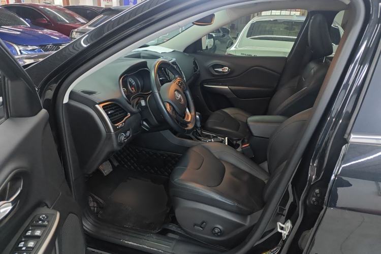 Used Jeep Cherokee 2020 2.0T Two-Wheel Drive Leading Edition