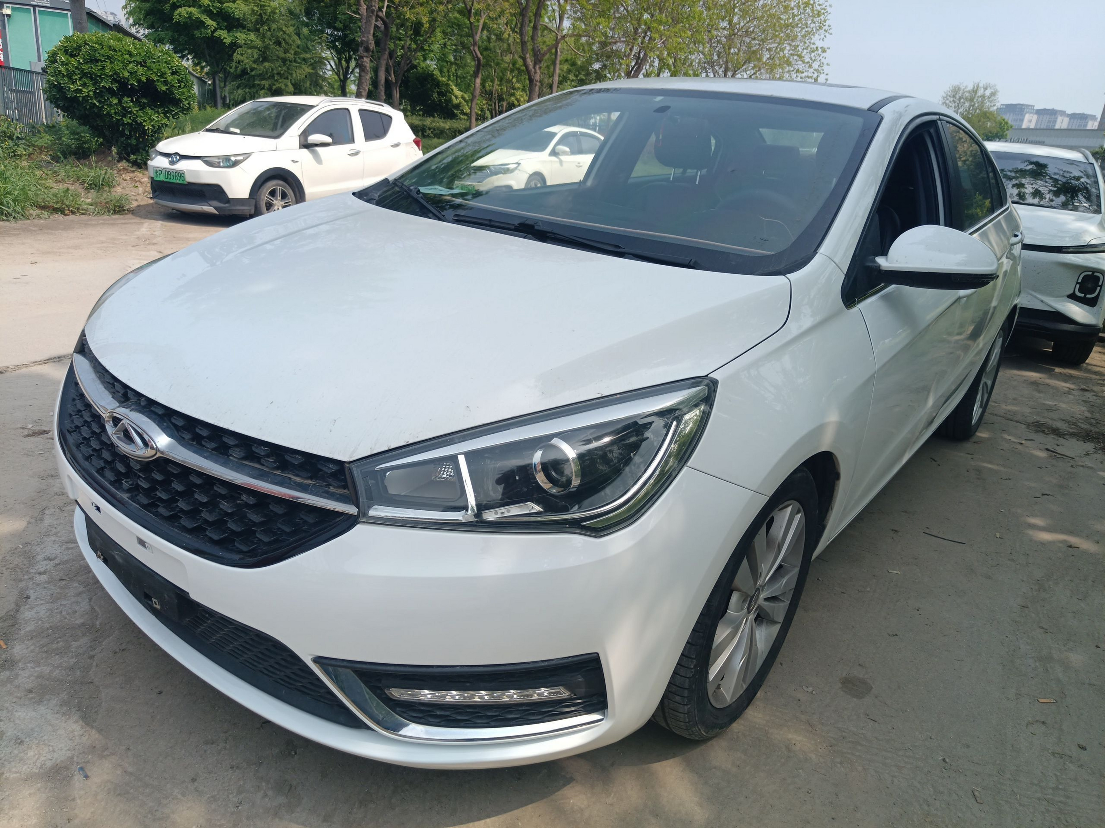 Под передней частью автомобиля