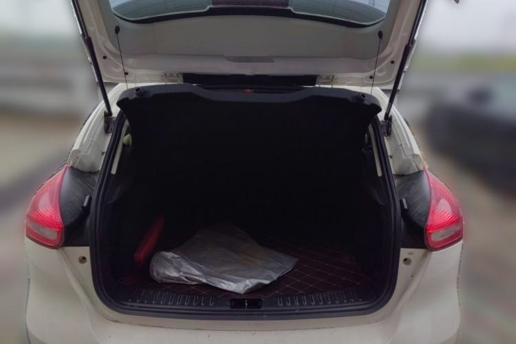 Used Ford Focus 2015 Hatchback 1.6L Automatic Fashion Edition Trunk