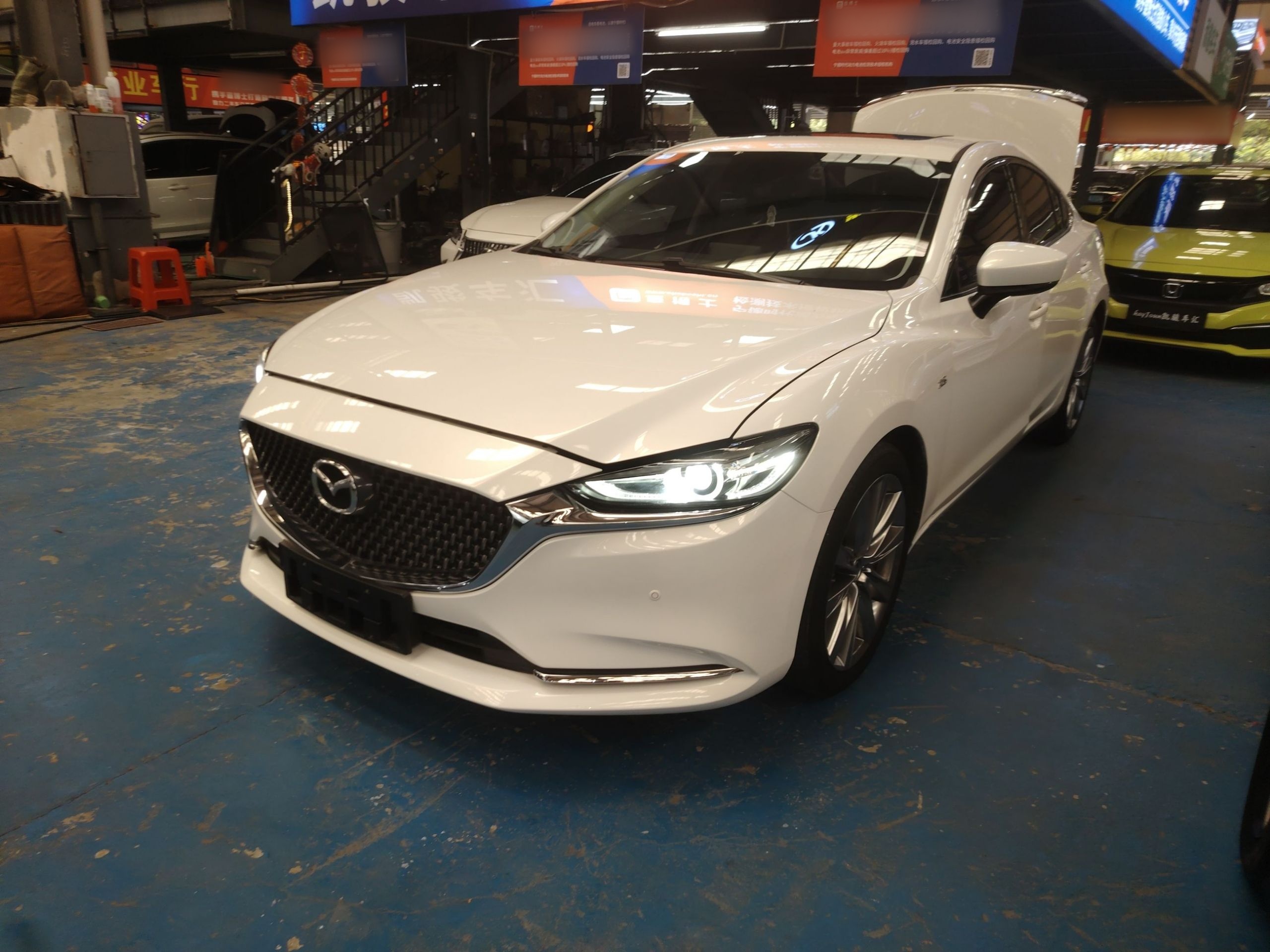 Под передней частью автомобиля