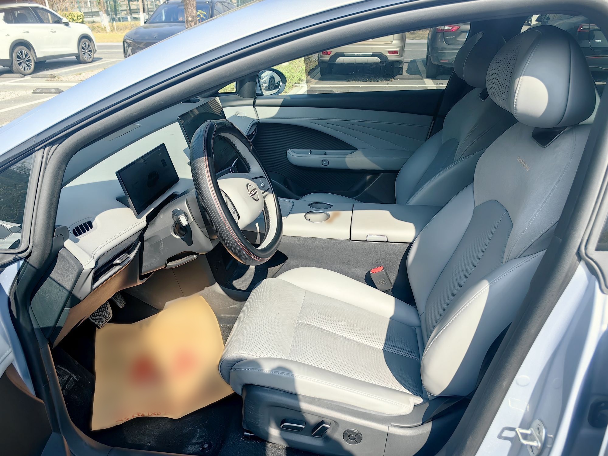 المقاعد الأمامية داخل السيارة