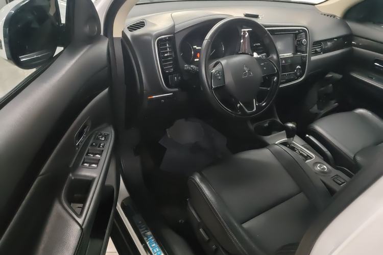 Used Mitsubishi Outlander 2016 2.4L 4x4 Elite Edition 7-Seater