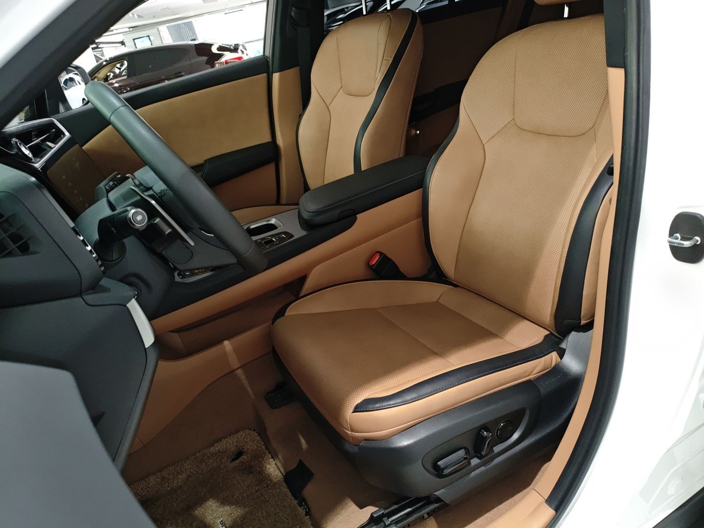 المقاعد الأمامية داخل السيارة