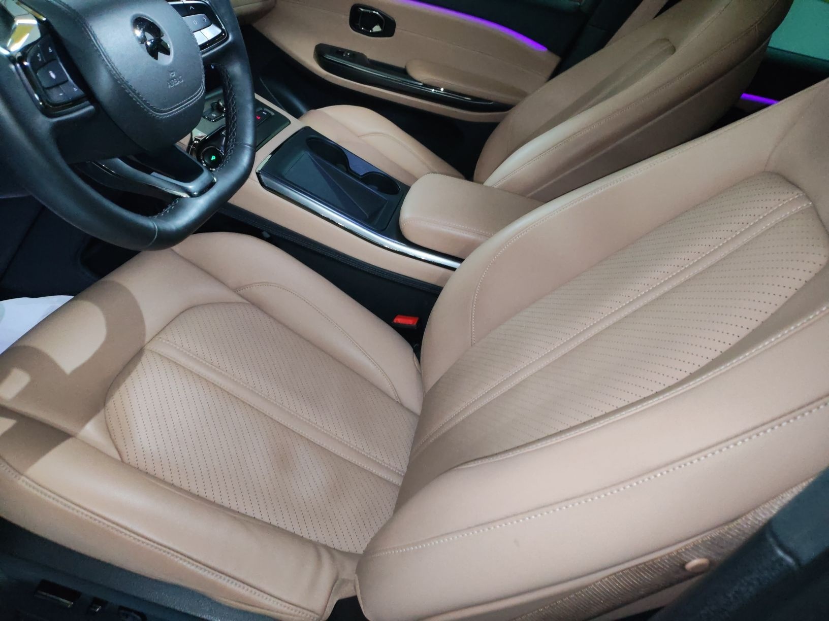 المقاعد الأمامية داخل السيارة