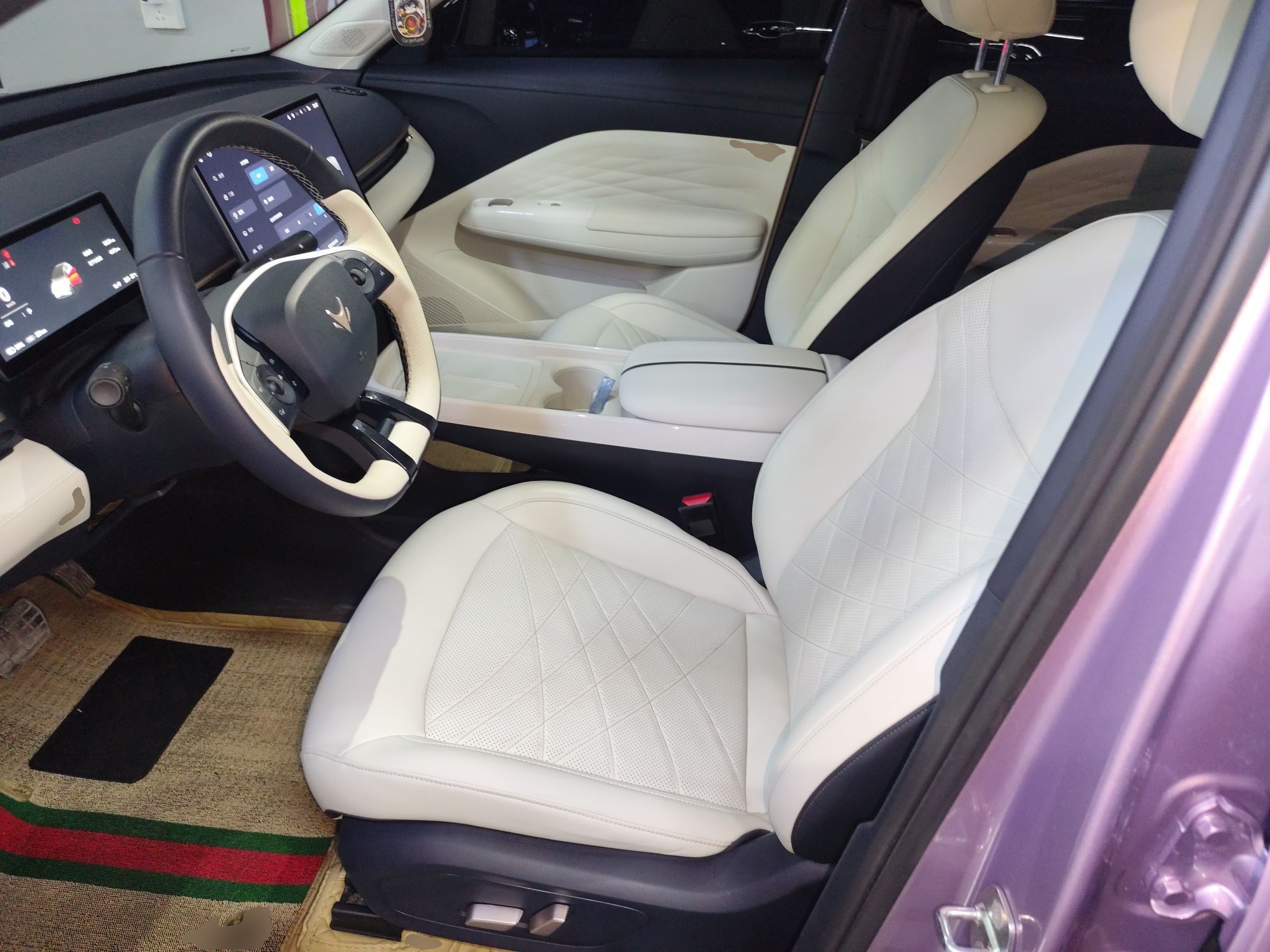 المقاعد الأمامية داخل السيارة