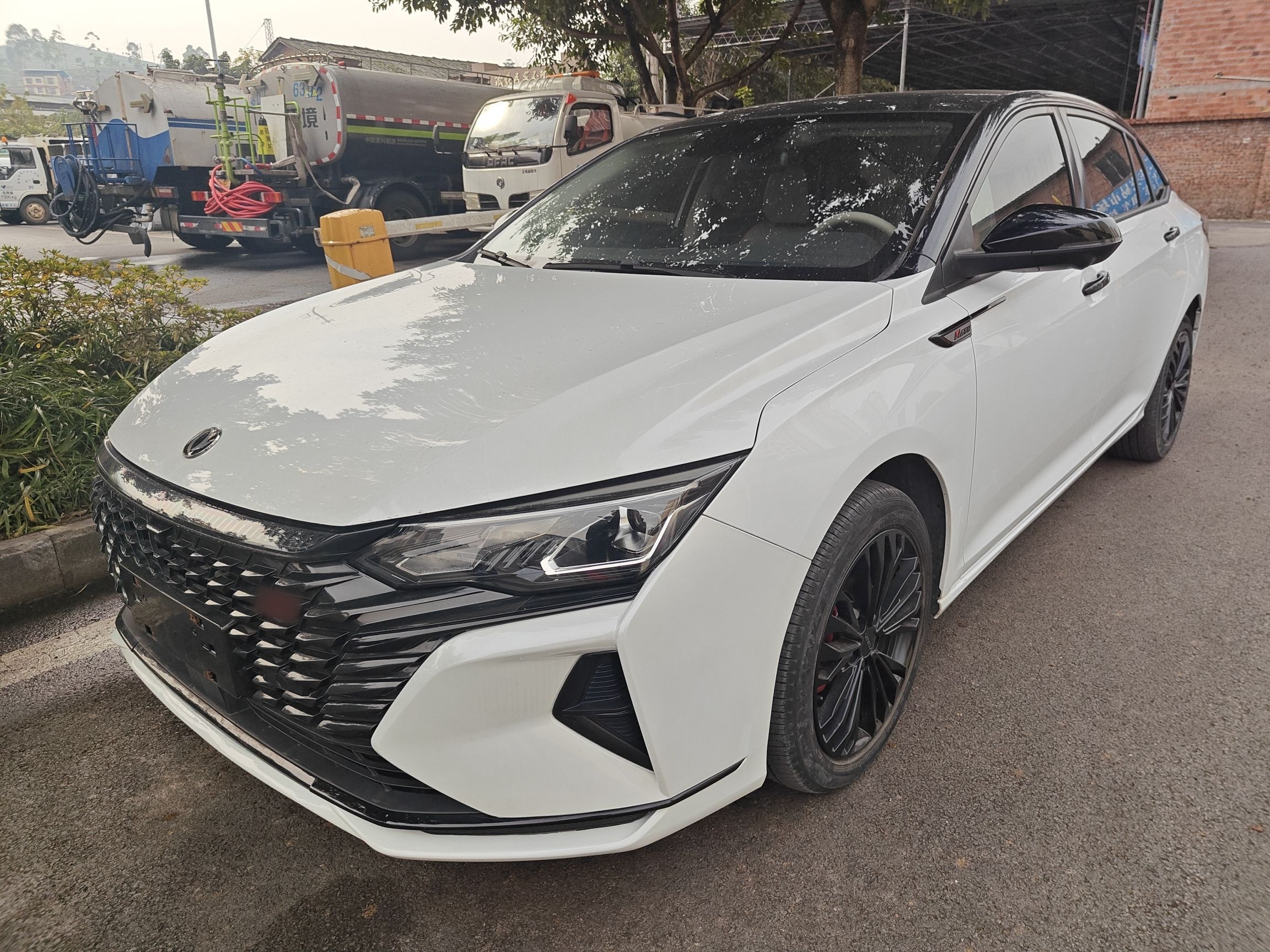 Под передней частью автомобиля