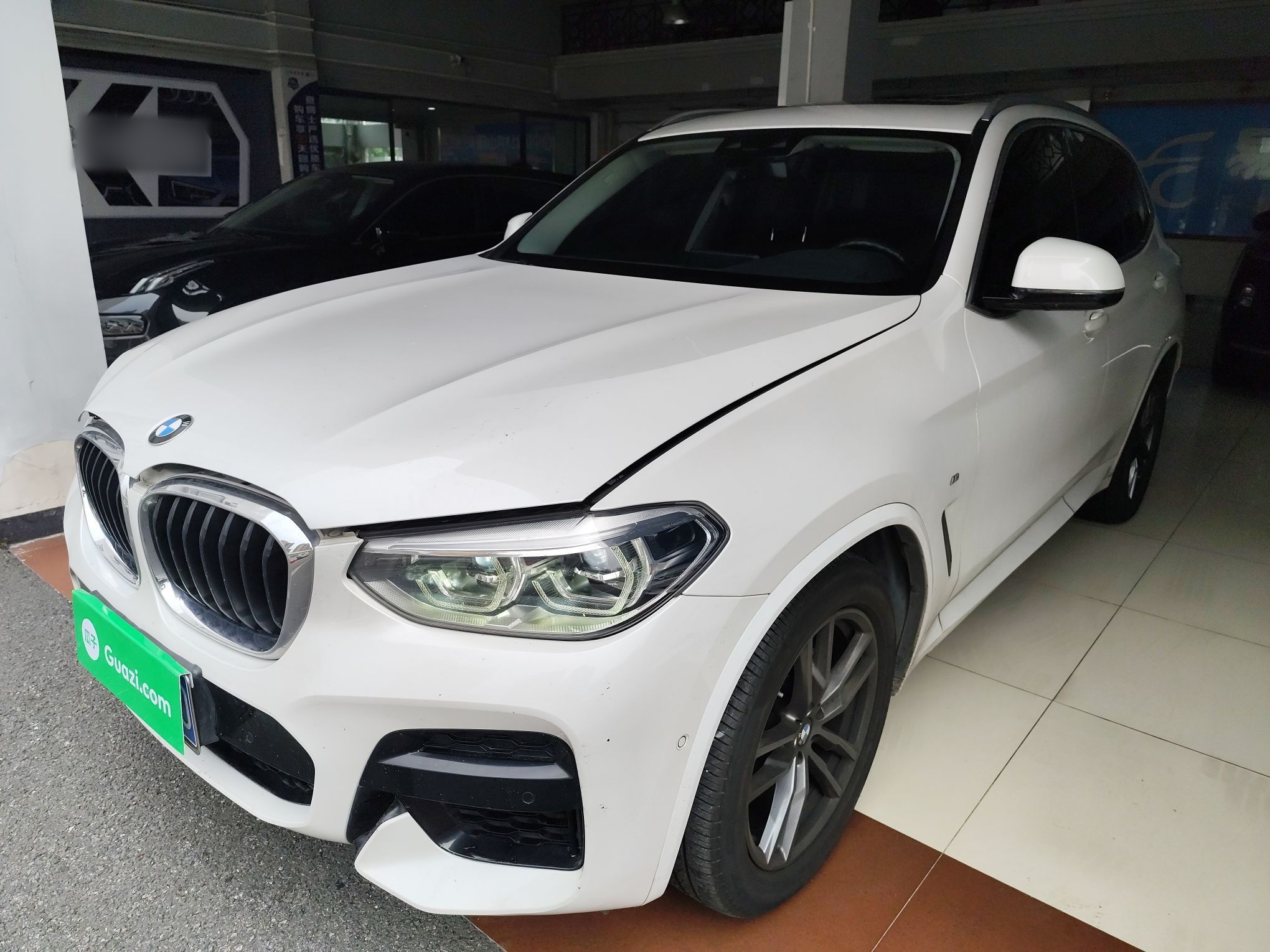 تحت مقدمة السيارة