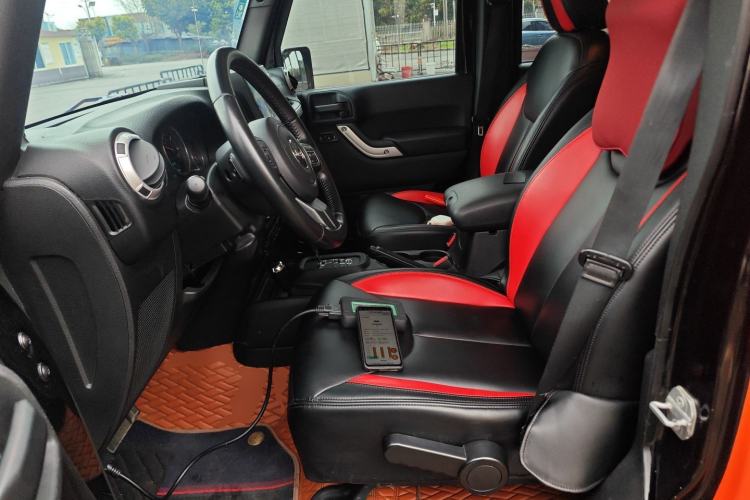 Used Jeep Wrangler 2014 2.8TD Sahara Four-Door Edition Left Front Seat