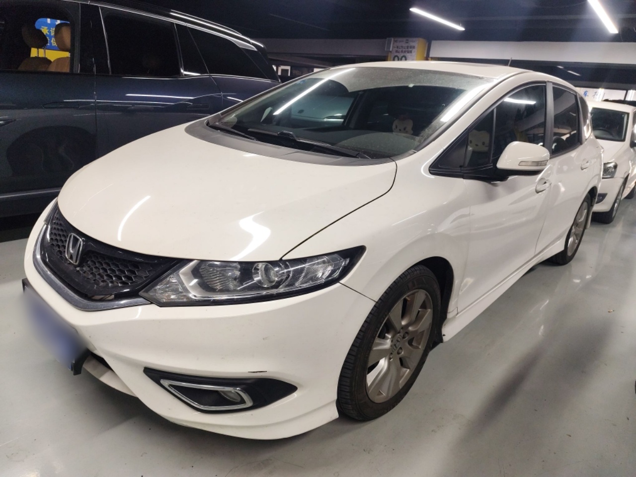 تحت مقدمة السيارة