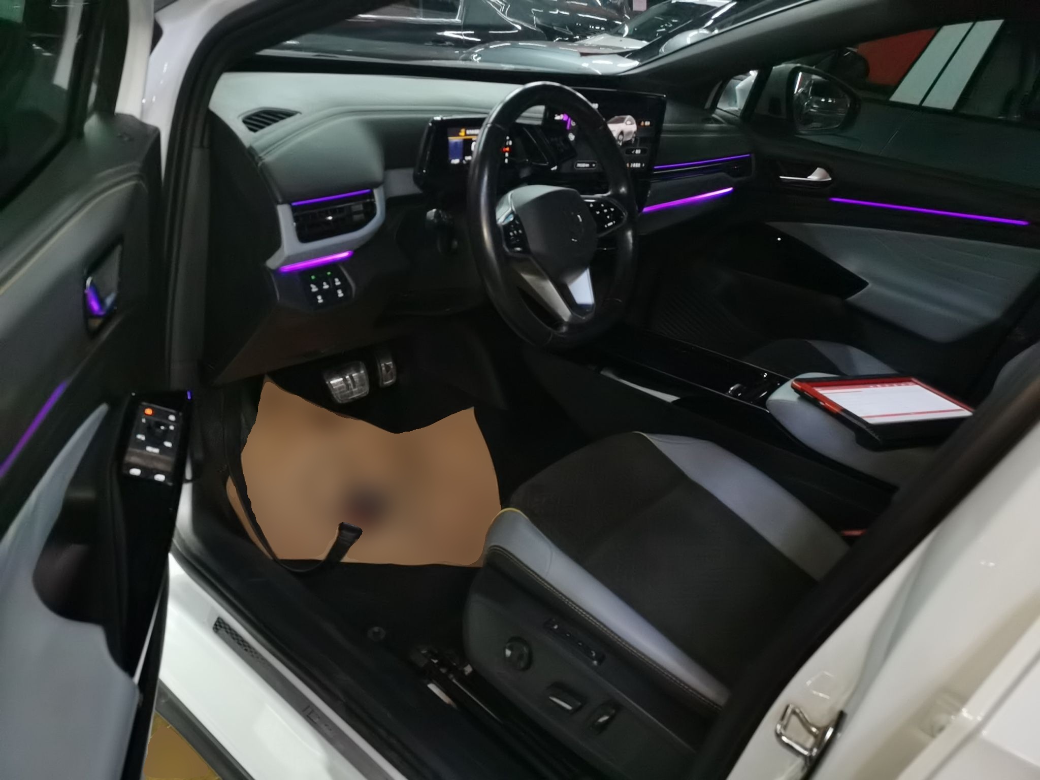 المقاعد الأمامية داخل السيارة