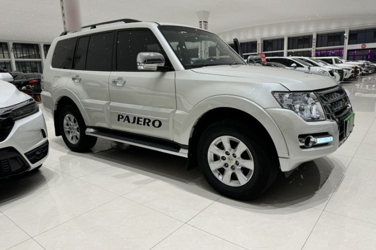 Used Mitsubishi Pajero  Exterior 1