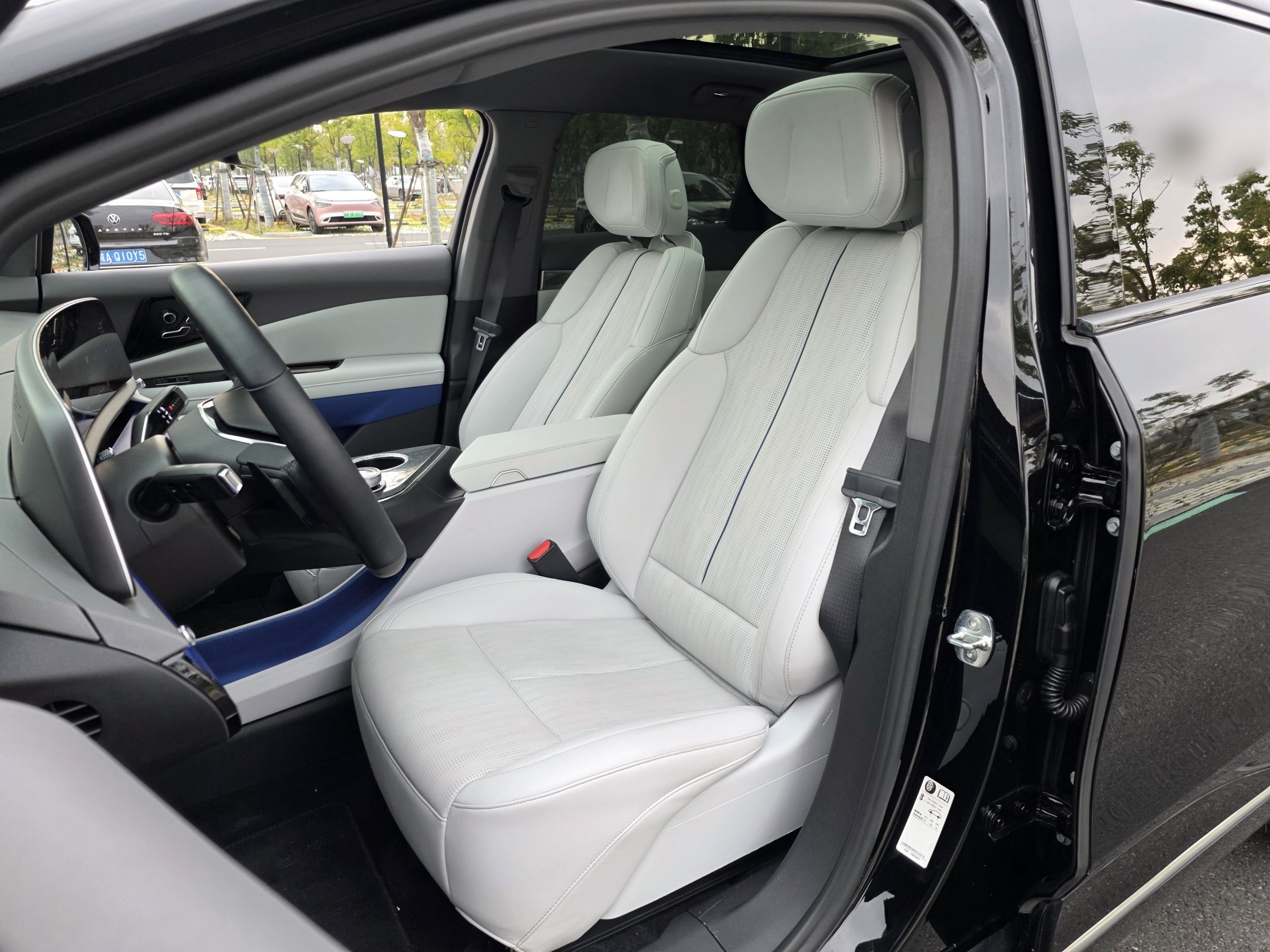 المقاعد الأمامية داخل السيارة