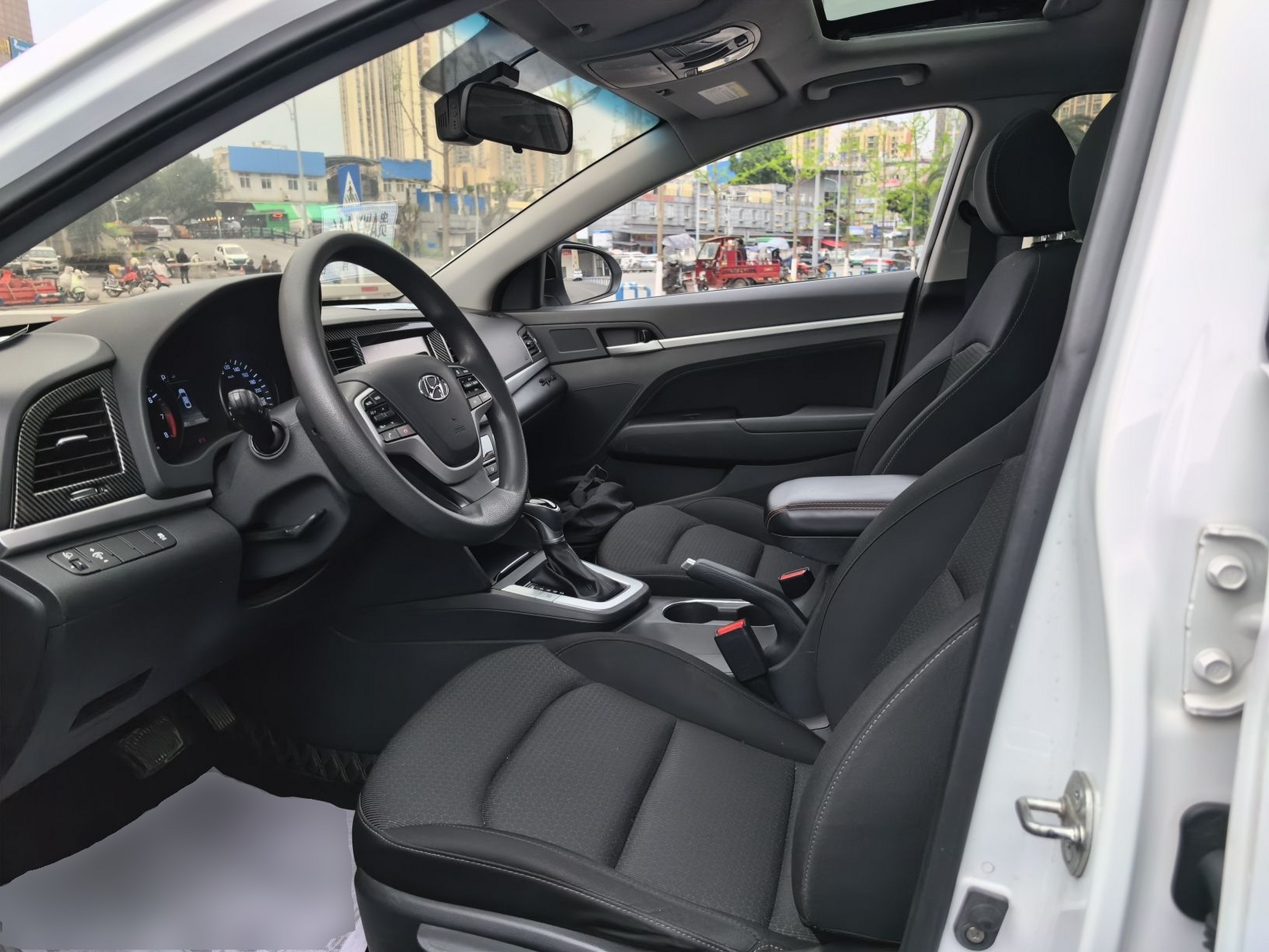 Переднее сиденье в автомобиле