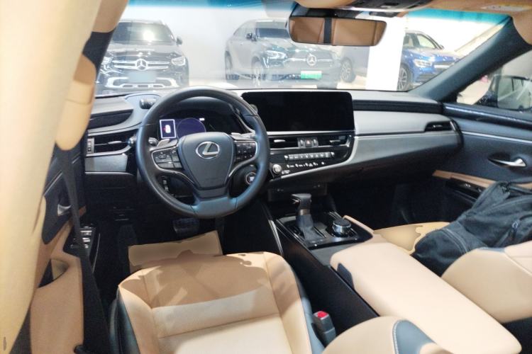 Used Lexus ES 2023 200 Excellence Edition Center Console