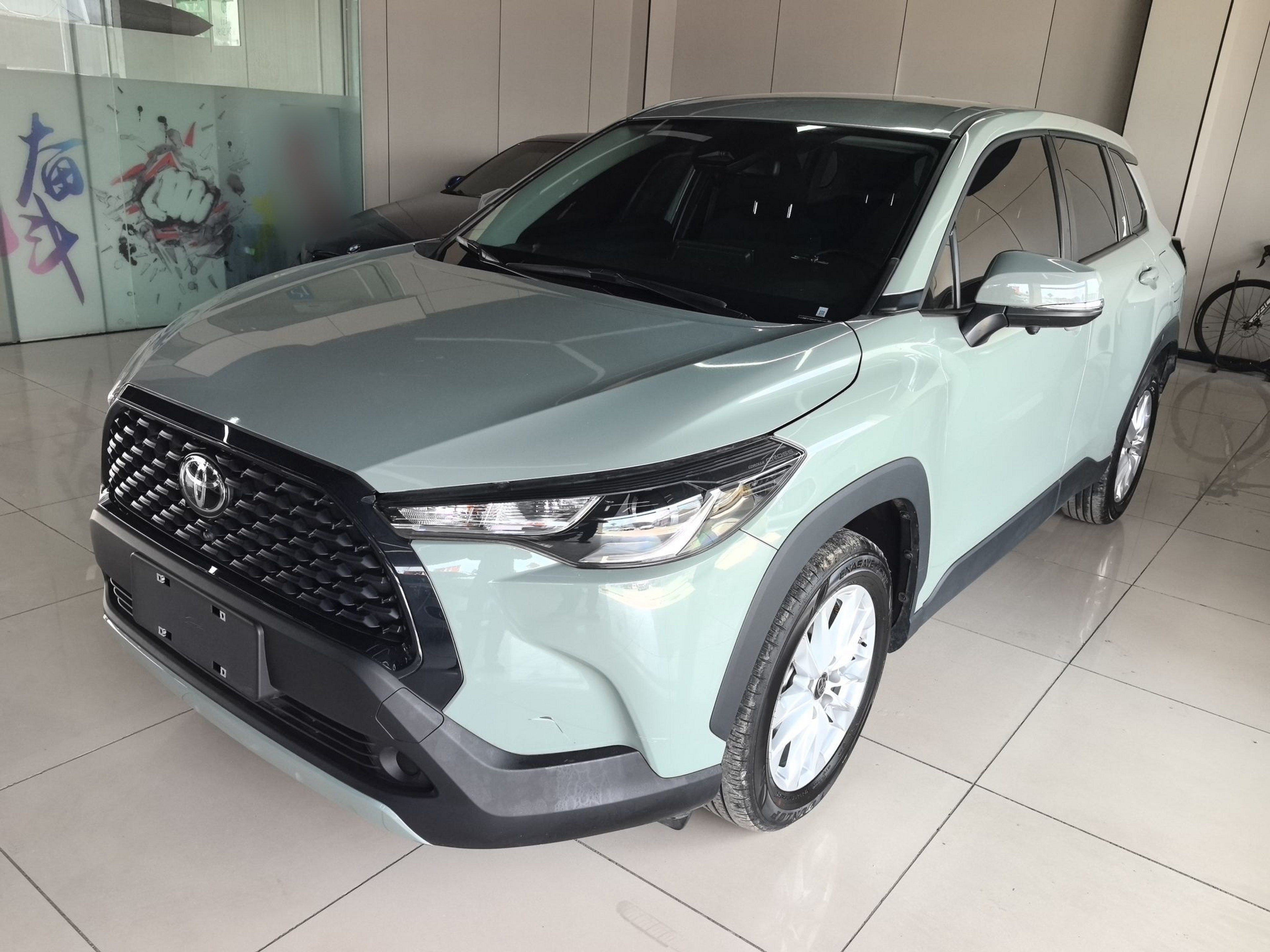 Под передней частью автомобиля