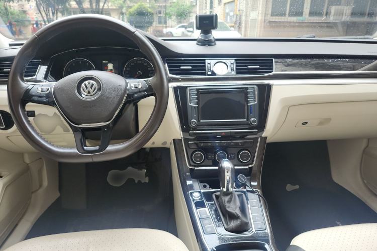 Used Volkswagen Passat 2016 330TSI DSG Prestige Edition Center Console