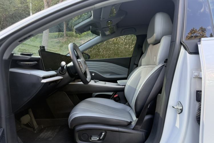 Used Geely Galaxy E8 2024 550 km Range Rear-Wheel-Drive PRO