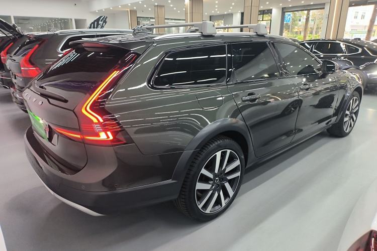 Used Volvo V90 2021 Cross Country B5 AWD Prestige Edition