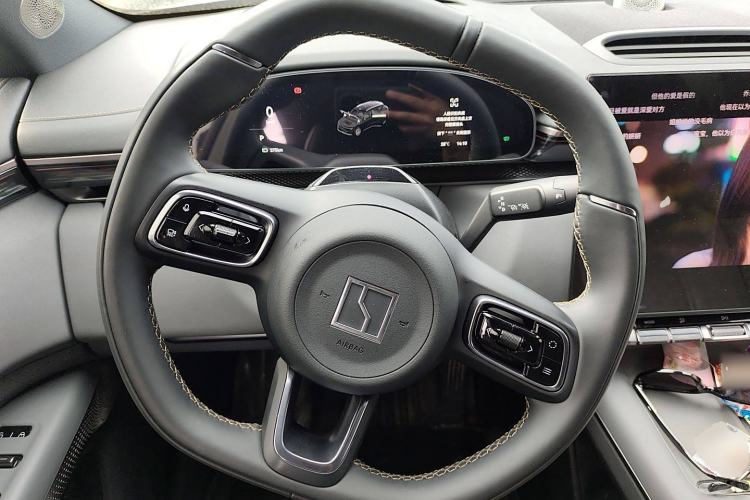 Used Zeekr 7X 2025 100 kWh Long-Range Rear-Wheel Drive with Intelligent Driving Features Steering Wheel