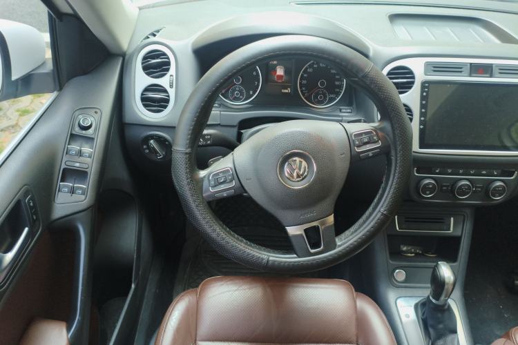 Used Volkswagen Tiguan 2015 2.0 TSI Automatic All-Wheel Drive Luxury Edition Steering Wheel
