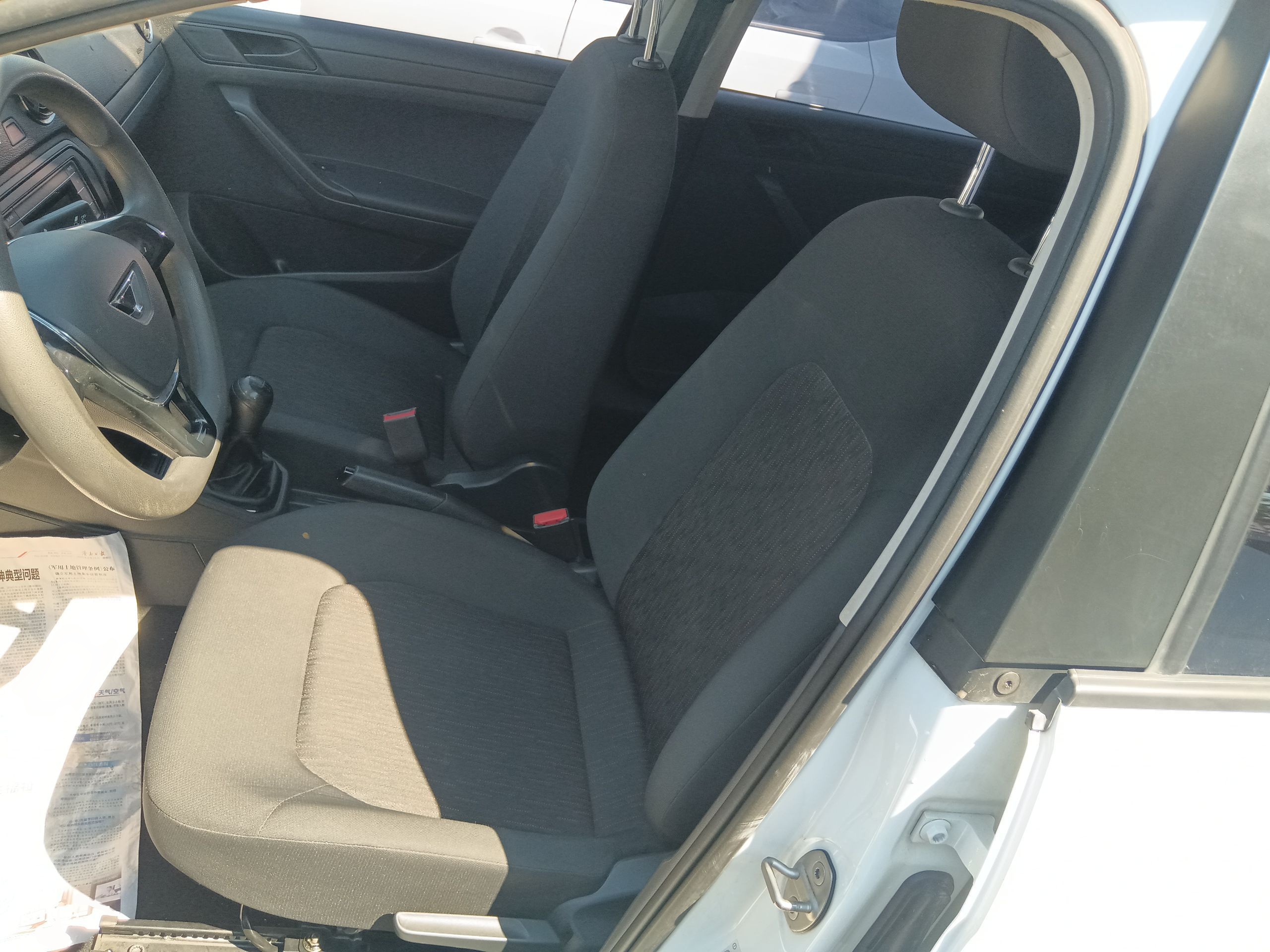 المقاعد الأمامية داخل السيارة