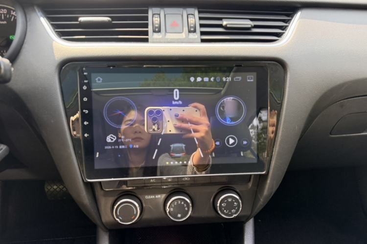 Used Skoda Octavia 2017 TSI280 DSG Smart Drive Edition Audio And AC Panel