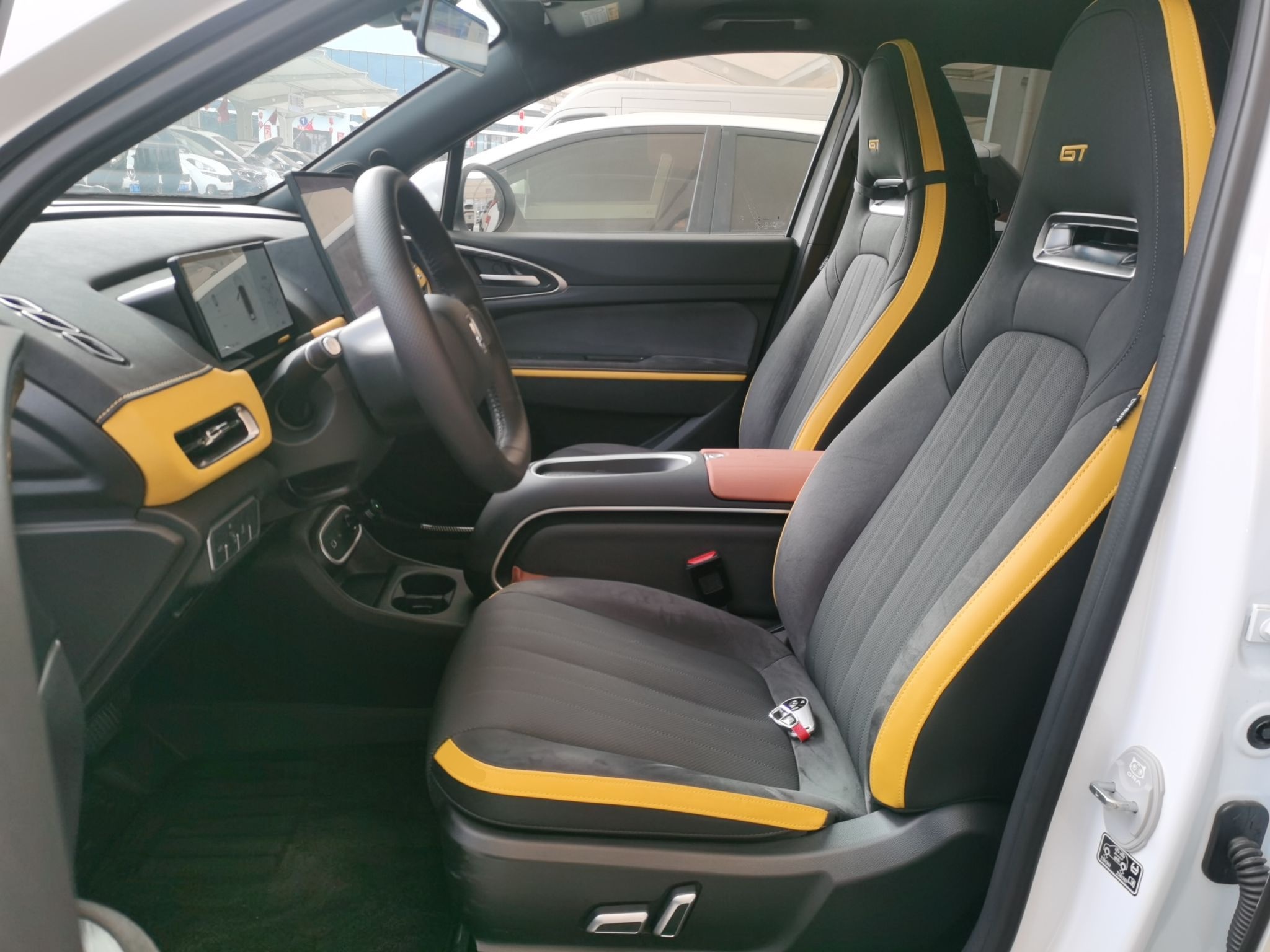 Переднее сиденье в автомобиле