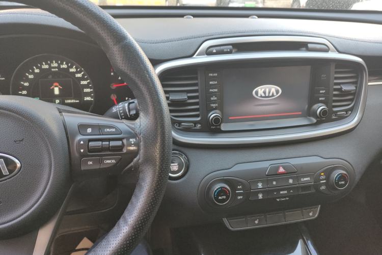 Used Kia Sorento 2015 Sorento L 2.4L Gasoline 4WD Elite Edition 5 Seats China V Emission Standard Center Console